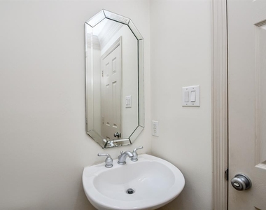 1515 Hyde Park Boulevard - Photo Thumbnail 27