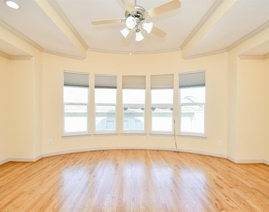 1515 Hyde Park Boulevard - Photo Thumbnail 17