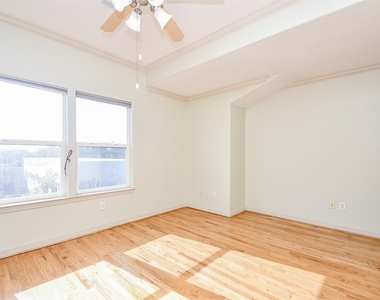 1515 Hyde Park Boulevard - Photo Thumbnail 24