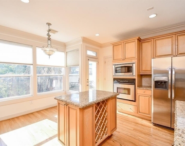 1515 Hyde Park Boulevard - Photo Thumbnail 12
