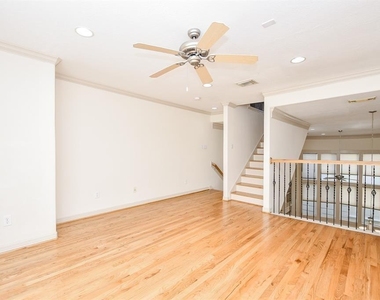 1515 Hyde Park Boulevard - Photo Thumbnail 6