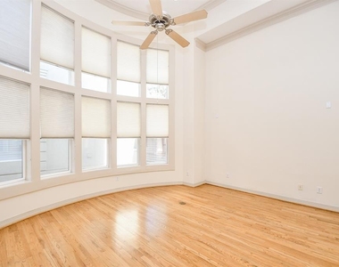 1515 Hyde Park Boulevard - Photo Thumbnail 10