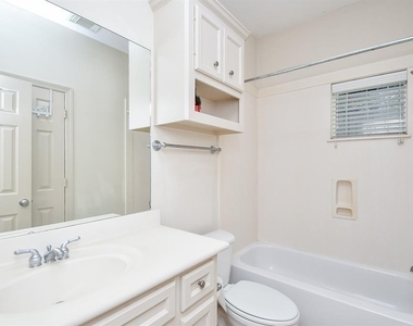 1515 Hyde Park Boulevard - Photo Thumbnail 26