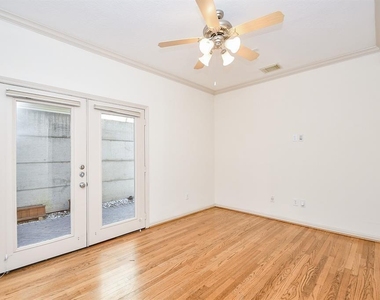 1515 Hyde Park Boulevard - Photo Thumbnail 4
