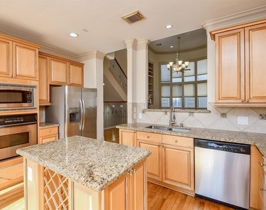 1515 Hyde Park Boulevard - Photo Thumbnail 13