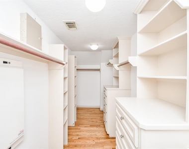 1515 Hyde Park Boulevard - Photo Thumbnail 22