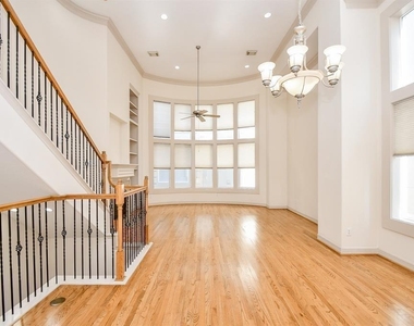 1515 Hyde Park Boulevard - Photo Thumbnail 1