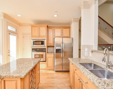 1515 Hyde Park Boulevard - Photo Thumbnail 14
