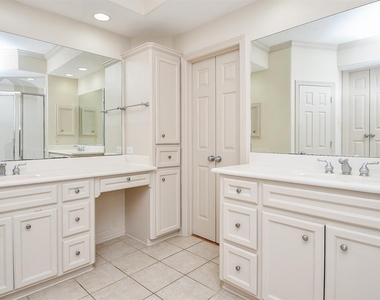 1515 Hyde Park Boulevard - Photo Thumbnail 20