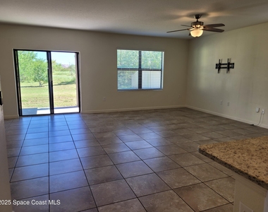 760 Acadia Court Se - Photo Thumbnail 4