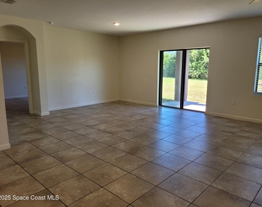 760 Acadia Court Se - Photo Thumbnail 5