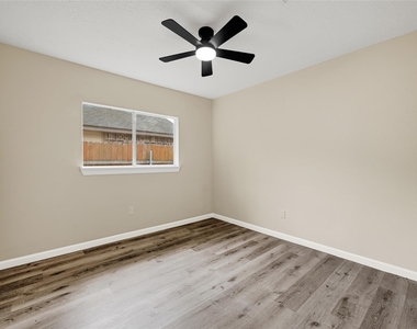 5306 Shady Gardens Drive - Photo Thumbnail 8