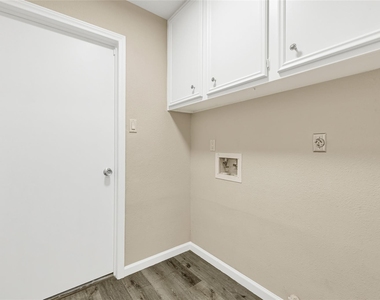 5306 Shady Gardens Drive - Photo Thumbnail 7