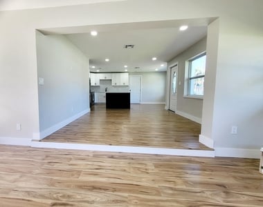 1660 Vernon Dicks Drive - Photo Thumbnail 6