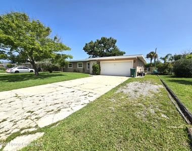 210 Juniper Avenue - Photo Thumbnail 2