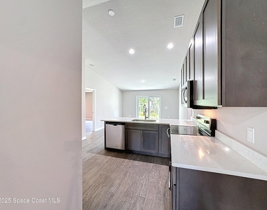 144 Roosevelt Street - Photo Thumbnail 7