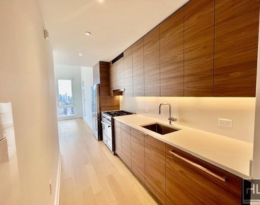 West 38th Street - Photo Thumbnail 2