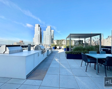 West 38th Street - Photo Thumbnail 4