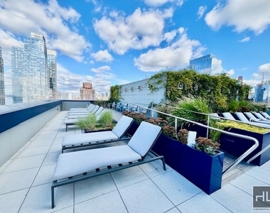 West 38th Street - Photo Thumbnail 5