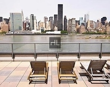 Center Boulevard - Photo Thumbnail 4