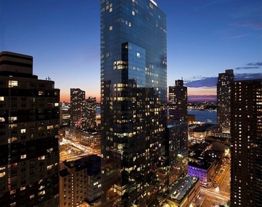 West 42nd Street - Photo Thumbnail 14