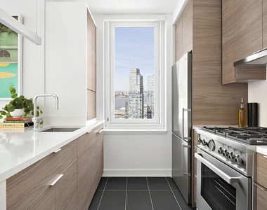 West 38th Street - Photo Thumbnail 2