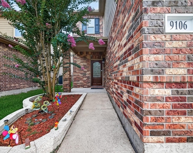 9106 Fuqua Breeze Drive - Photo Thumbnail 4