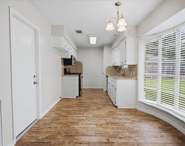 182 Greenleaf Lane - Photo Thumbnail 6
