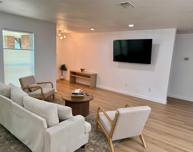 8515 Mullins Drive - Photo Thumbnail 6