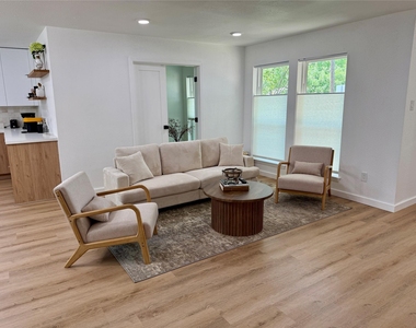 8515 Mullins Drive - Photo Thumbnail 7