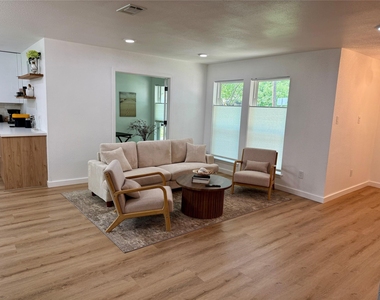 8515 Mullins Drive - Photo Thumbnail 4