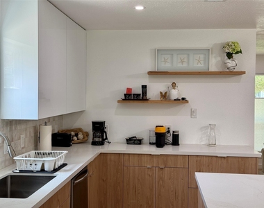 8515 Mullins Drive - Photo Thumbnail 2
