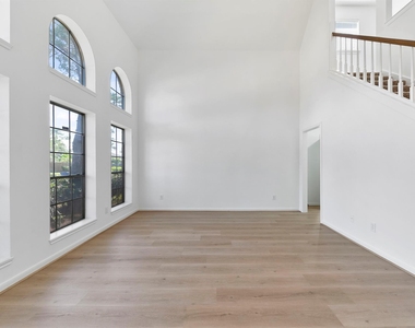 1414 Bluestone Drive - Photo Thumbnail 9