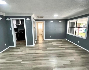 2107 Garvey Drive - Photo Thumbnail 4