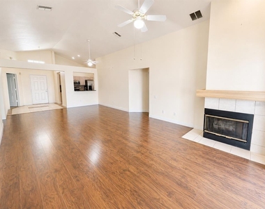 4201 Pine Isle Drive - Photo Thumbnail 6