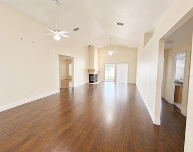 4201 Pine Isle Drive - Photo Thumbnail 4