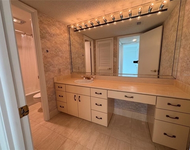 2611 Bayshore Boulevard - Photo Thumbnail 30