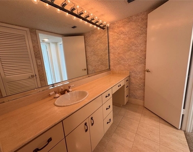 2611 Bayshore Boulevard - Photo Thumbnail 28