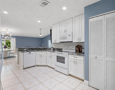 713 Manchester Woods Drive - Photo Thumbnail 18