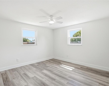 1004 Idlebriar Way - Photo Thumbnail 9
