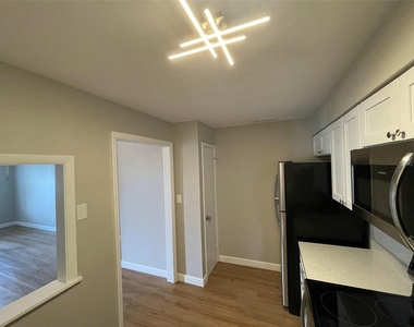 511 Duchess Court - Photo Thumbnail 4