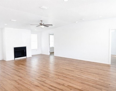 10121 Evanston Lane - Photo Thumbnail 3