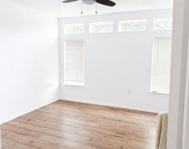 10121 Evanston Lane - Photo Thumbnail 4