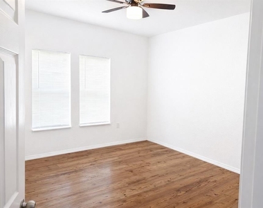 10121 Evanston Lane - Photo Thumbnail 6