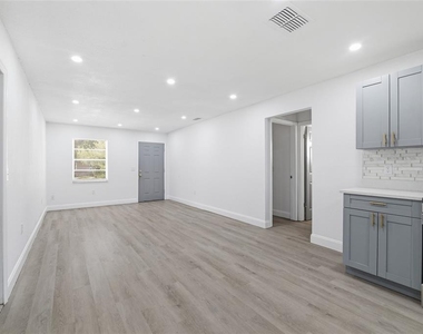 3014 E Osborne Avenue - Photo Thumbnail 6