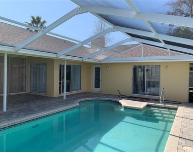 8621 Ashbury Drive - Photo Thumbnail 2