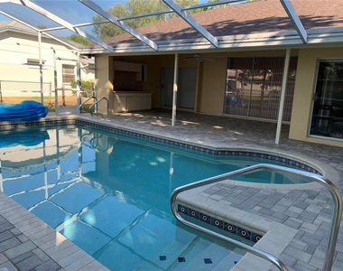 8621 Ashbury Drive - Photo Thumbnail 3
