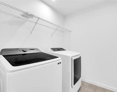 1100 Lakeshore Breeze Place - Photo Thumbnail 20