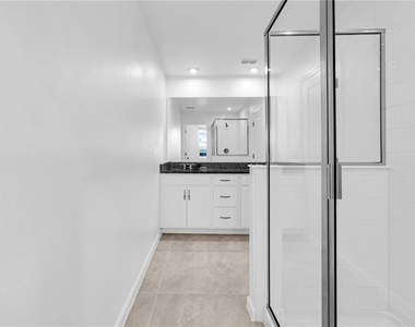 1100 Lakeshore Breeze Place - Photo Thumbnail 12