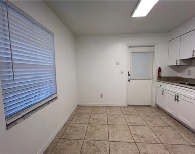 1238 Woodmere Dr - Photo Thumbnail 3